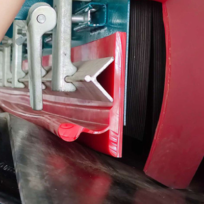 สายพานลำเลียงยางโพลียูรีเทนแข็งแบบ Dual Sealing Skirting Double Lip PU