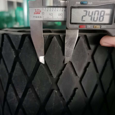 สายพานลำเลียงแบบ Herringbone Pattern Pulley Lagging Diamond Groove Rubber Pulley Lagging Sheet